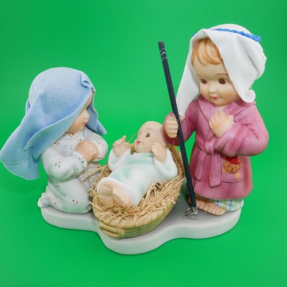 Nativity Figurine "Away In A Manger" By Ashton-Drake Galleries  LE#1873 of 5000 - Picture 1 of 7